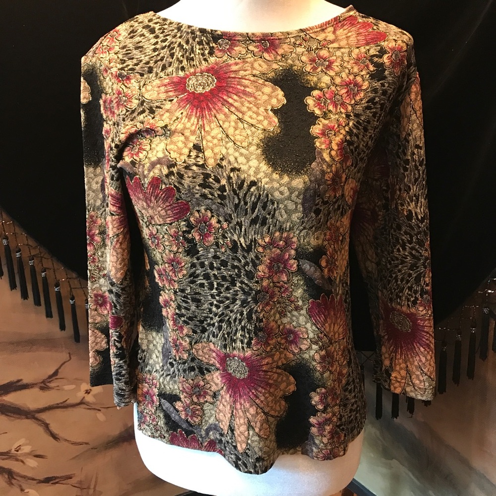 WOMEN’S TOP WITH WITH GOLD THREAD THROUGHOUT!!